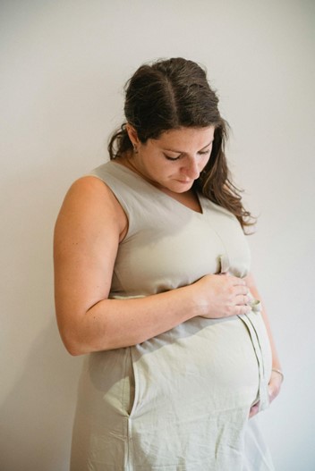 An expecting woman is ready to look for a chiropractor with expertise in prenatal chiropractic care.